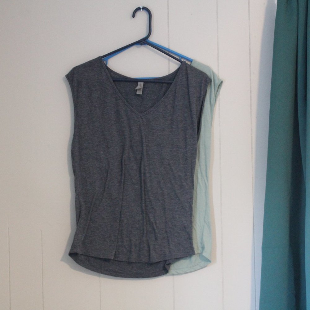V-neck, sleeveless layering tanktop
